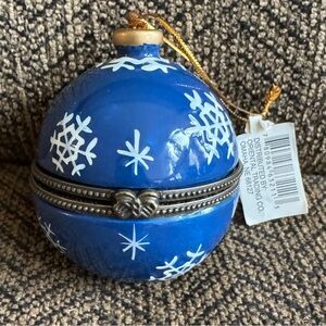 NWT Vintage Enameled Blue Snowflake Christmas Tree Bulb Trinket Box Ornament